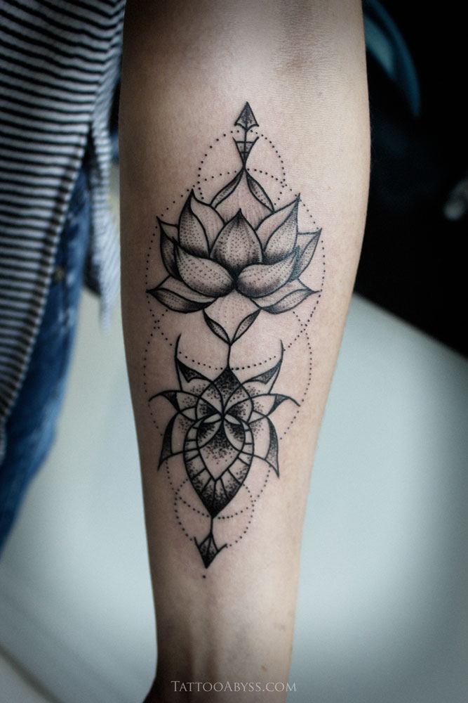 lotus-dotwork-tattoo-abyss - Tattoo Abyss Montreal