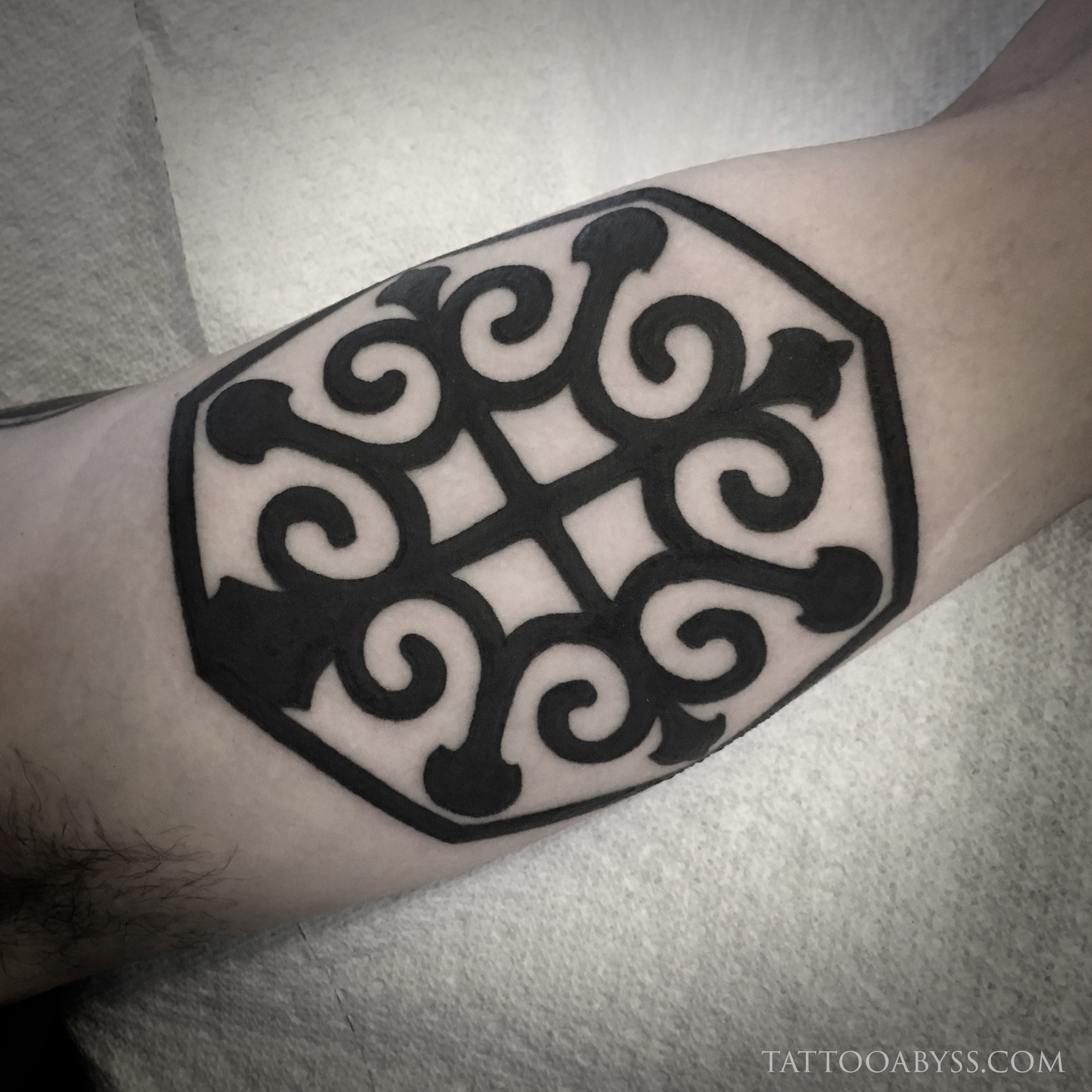 ornate-shape-adz-tattoo-abyss