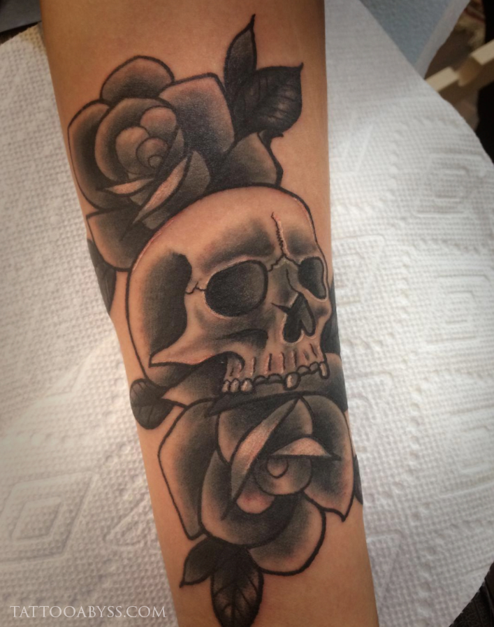 skull-roses-kevin-tattoo-abyss
