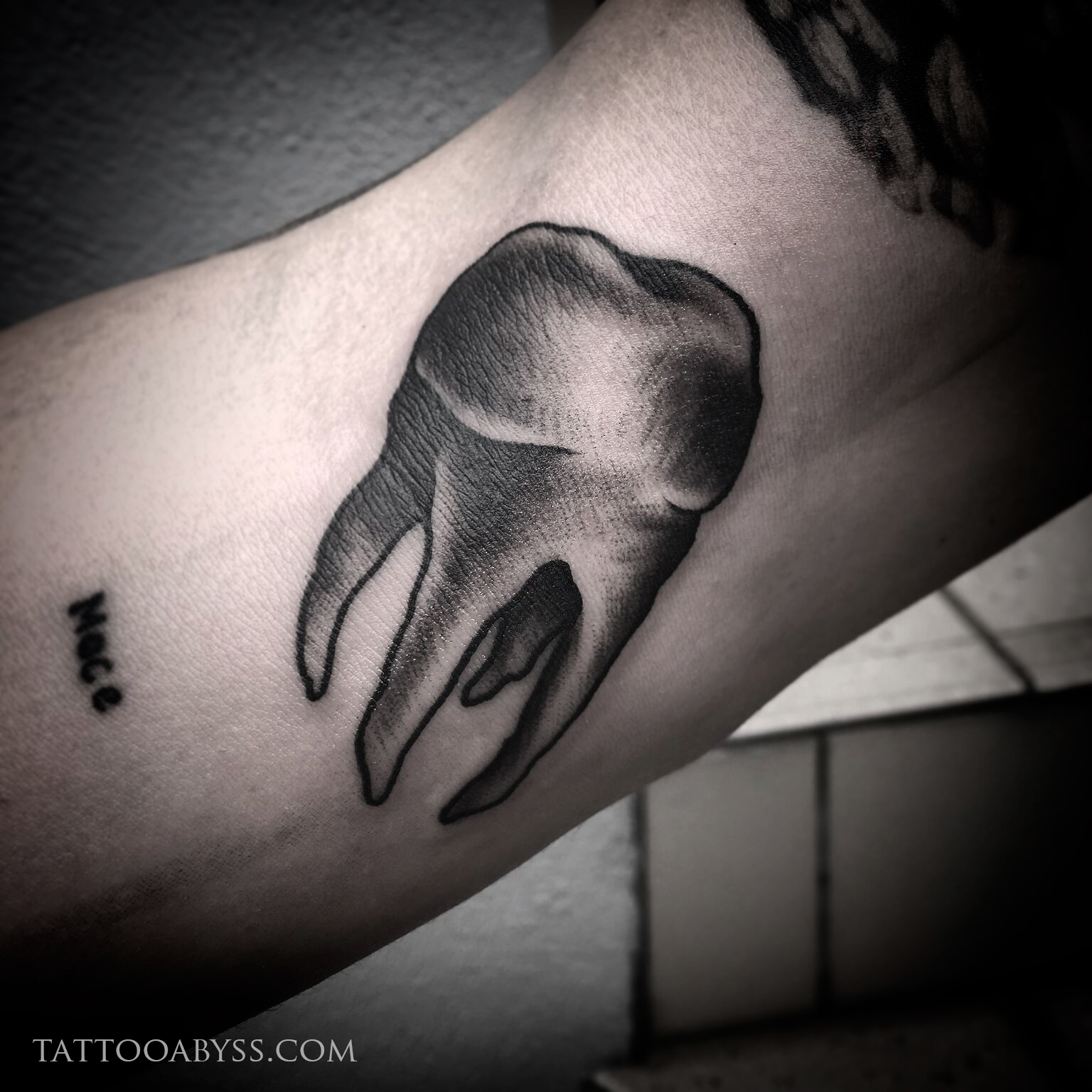 tooth-tattoo-adz-tattoo-abyss