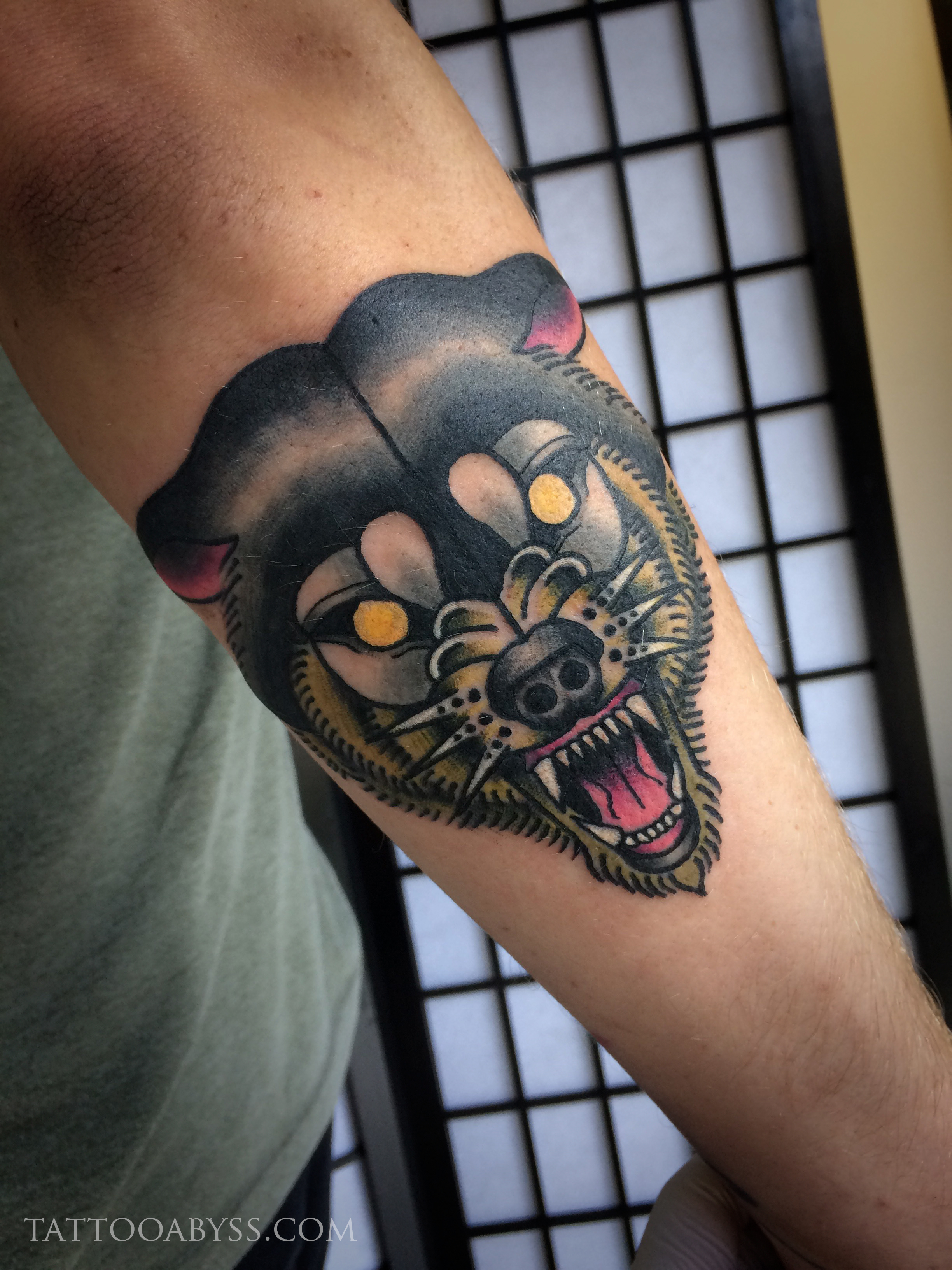 growling-wolf-kevin-tattoo-abyss