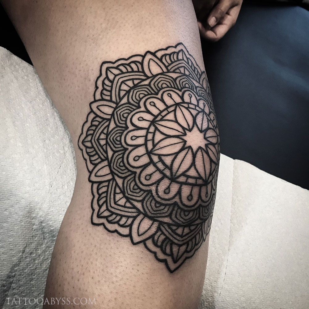 mandala-knee-adz-tattoo-abyss - Tattoo Abyss Montreal