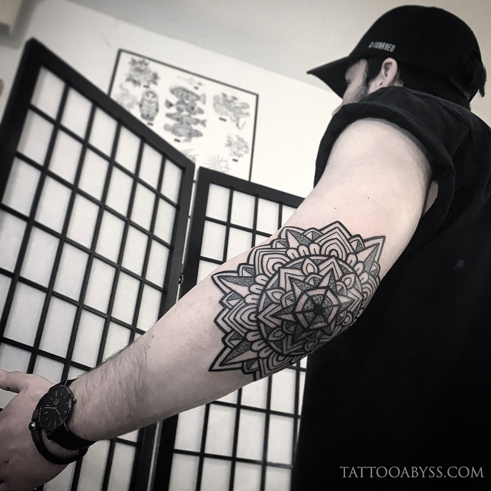 mandala-elbow-adz2-tattoo-abyss - Tattoo Abyss Montreal