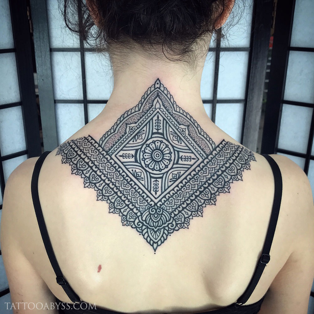 Geometric mandala neck tattoo by Tom Ten | Tatouages ​​impressionnants,  Tatouage cou, Tatouage pour femmes