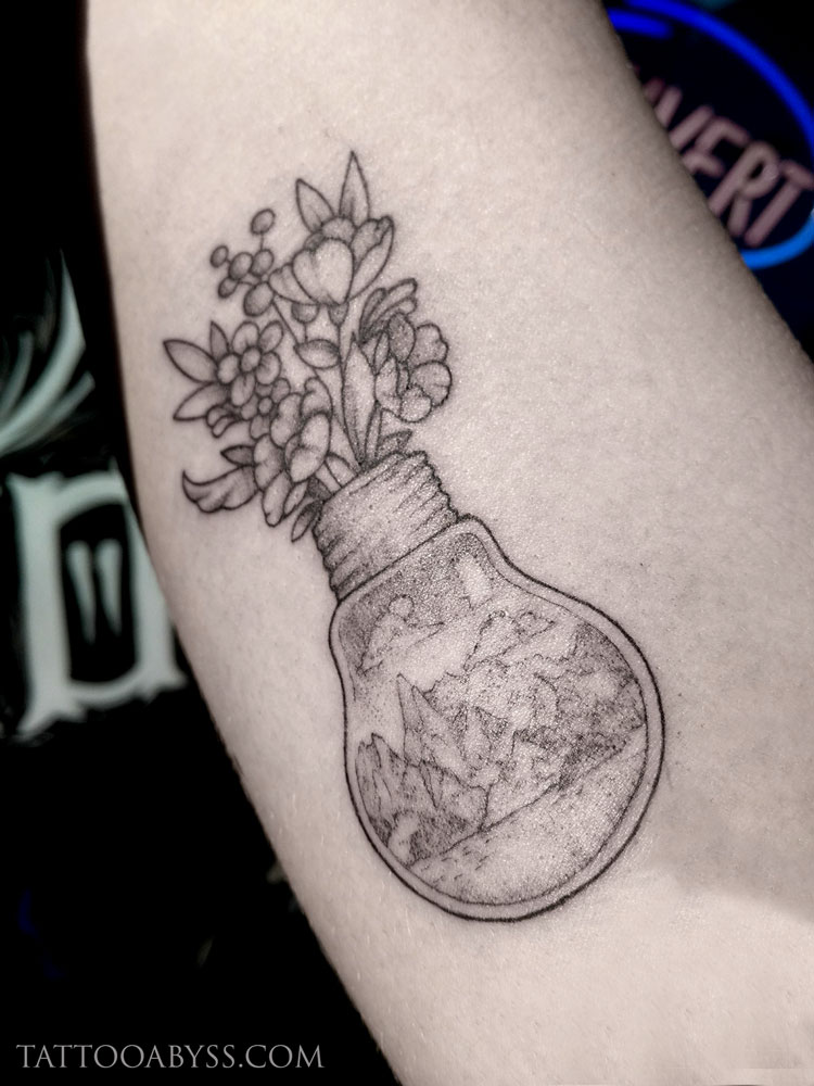 The Meaning Behind Light Bulb Tattoo - TattoosWin | Tatuajes, Tatuajes para  hombres, Tatoo