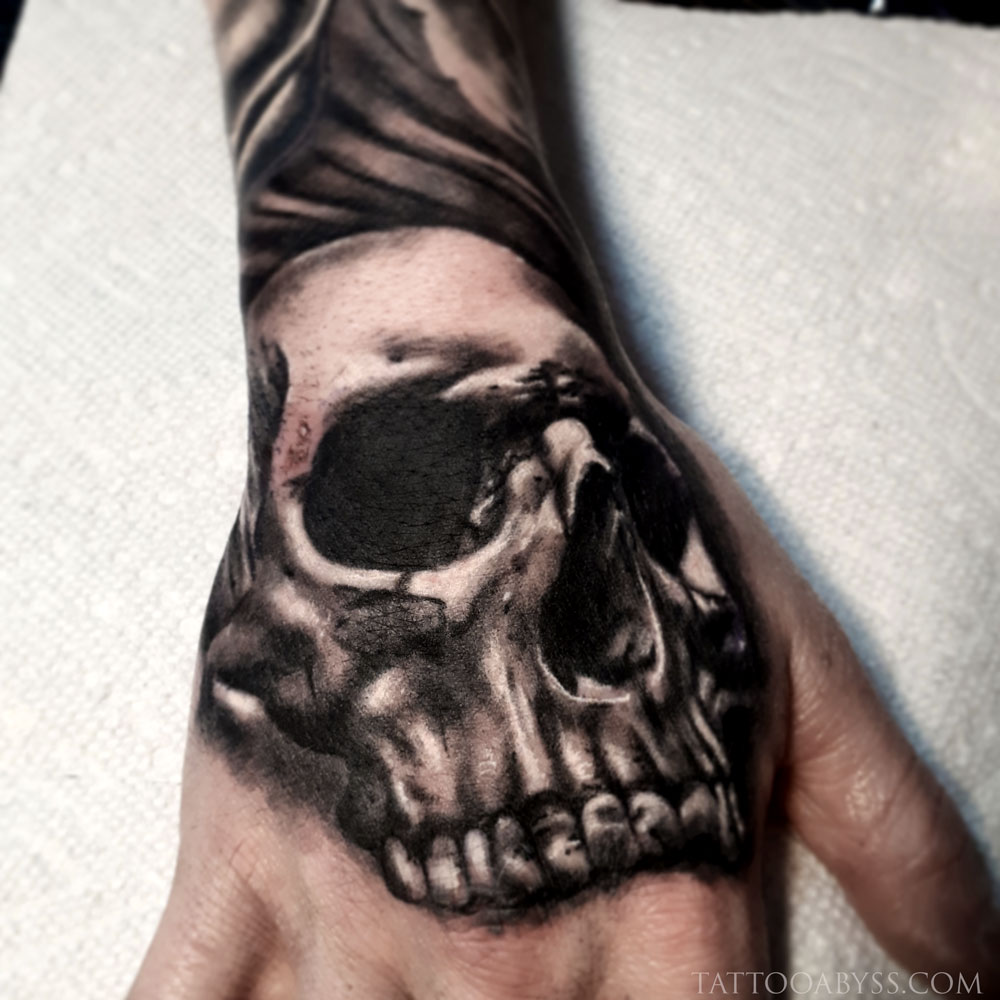 skull-hand-loudevick-tattoo-abyss
