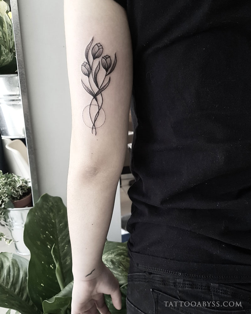 minimal-tulips-abby-tattoo-abyss