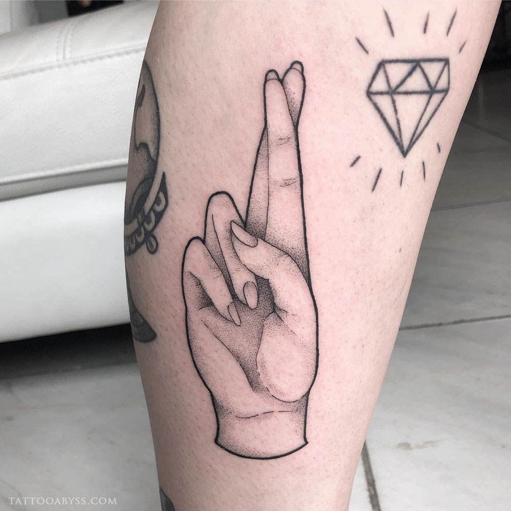 fingers-crossed-liane-tattoo-abyss