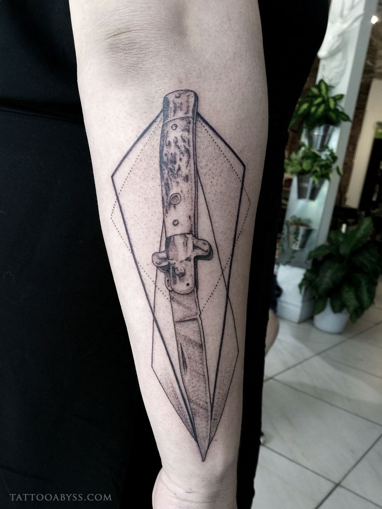knife-2-camille-tattoo-abyss