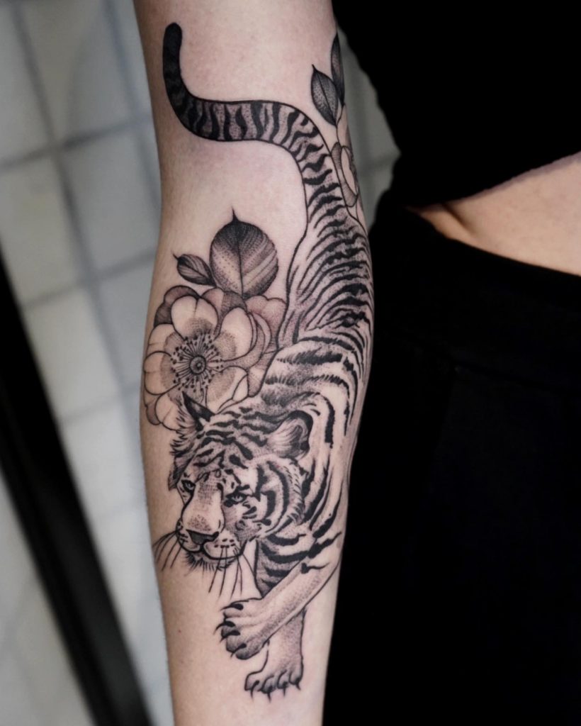 Illustrative Tiger with Roses - Tattoo Abyss Montreal