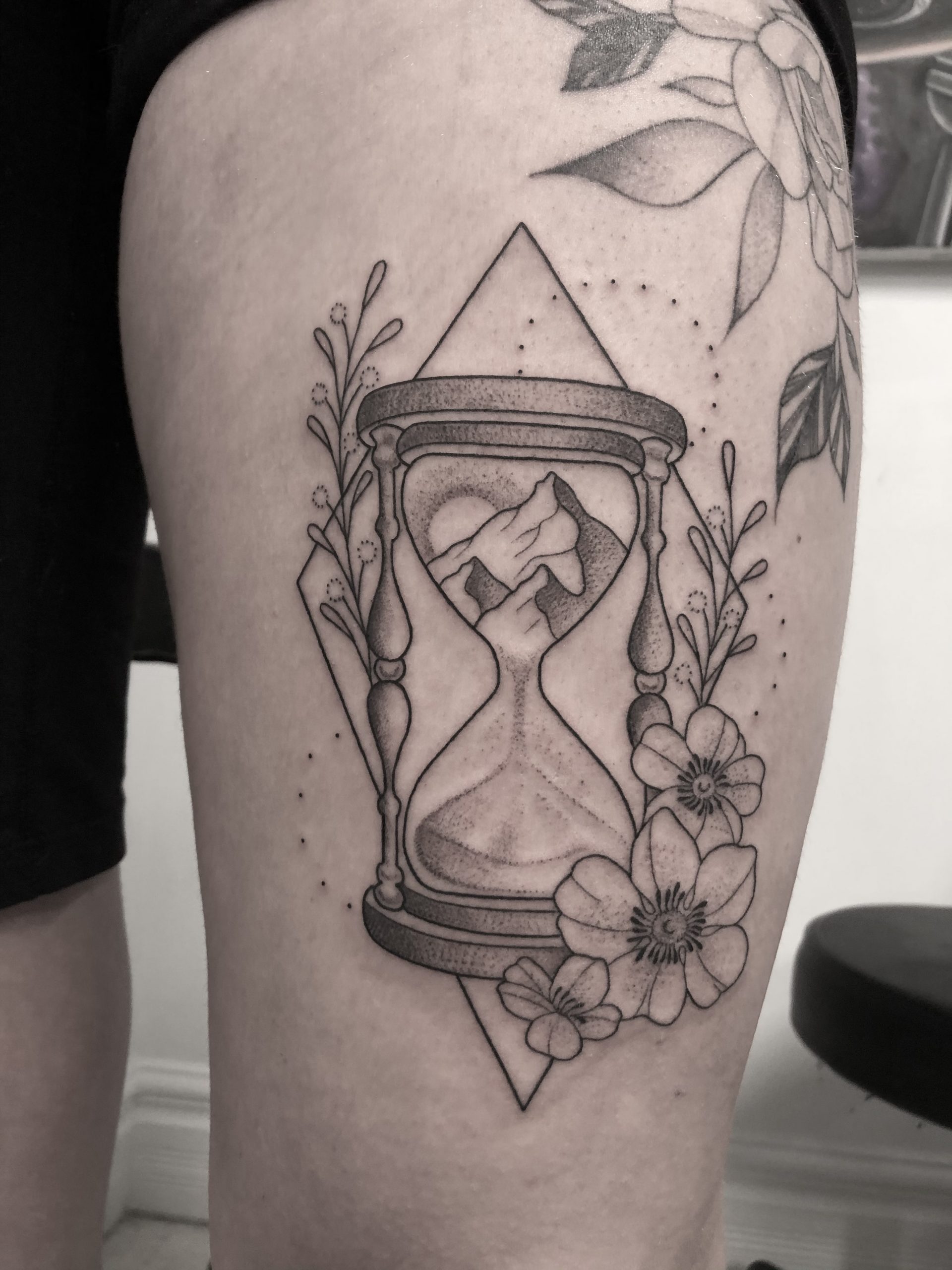 Hourglass-with-mountains-and-flowers