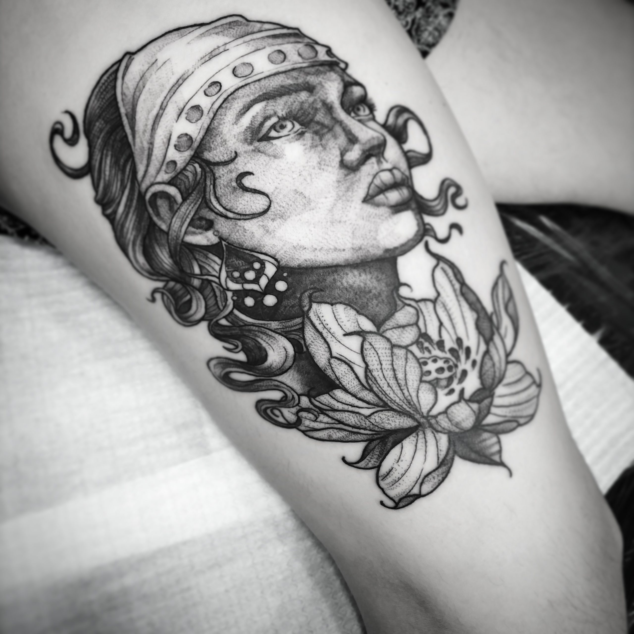 Female-gypsy-with-flower-tattoo